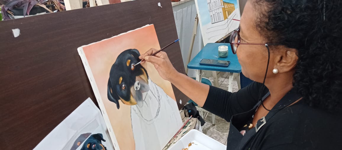 Artista pintando tela a óleo no cavalete de madeira